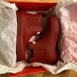 Hunter womens Chelsea boot, military red, size 8
